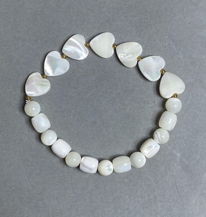 Bracelet with mother-of-pearl beads, diameter 7.5 mm ±, barrel beads 8x7.5 mm ±, heart 12 mm ±, length 18 cm stretch