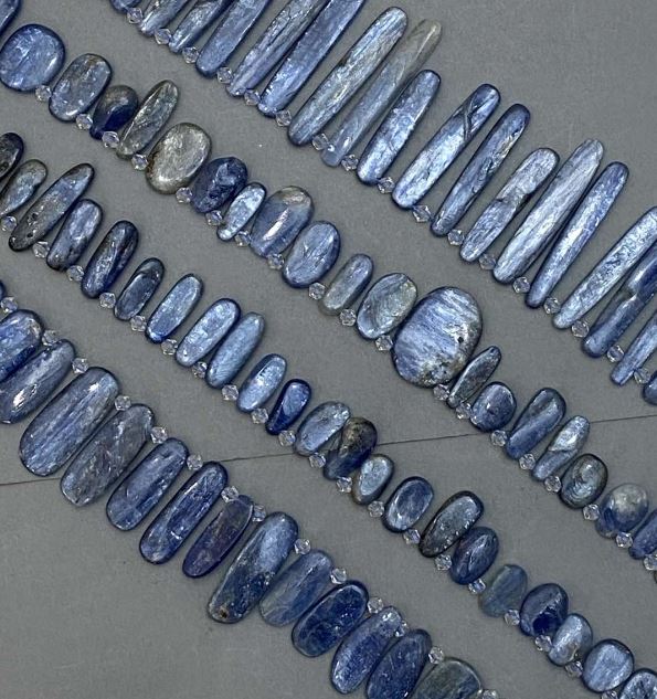 Kyanite Beads in Butterfly Shapes, Assorted Sizes, Diameter 14-50×7-22 mm, Beads 5 mm, Length 39 m+- on Thread