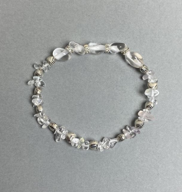 Bracelet with rock crystal, faceted beads 10x9 mm and small chips 5–10x2–4 mm, length 18 cm stretch