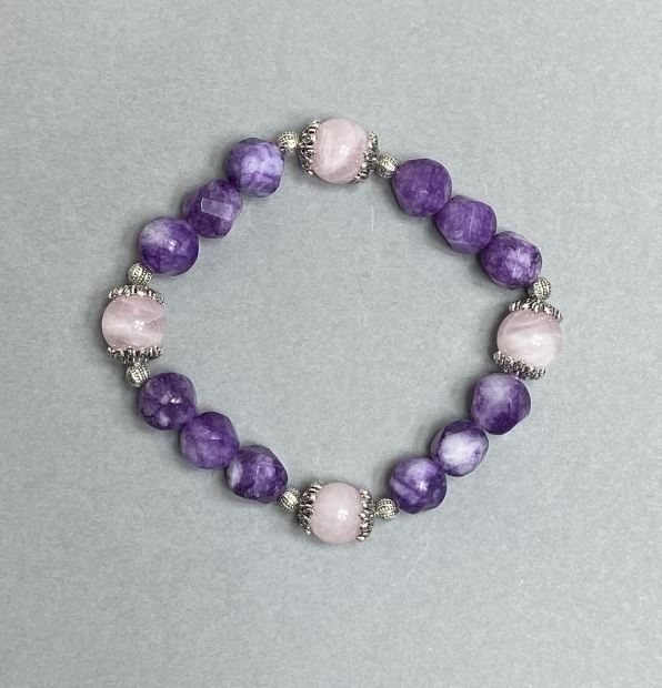 Bracelet with pink quartz beads 10mm ± and sugilite faceted rhombus beads 10x9mm ±, 18 cm stretch