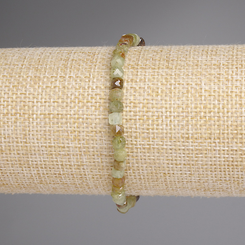 Bracelet with faceted Grossular cube beads, 4x4 mm, length 18 mm +/-; stretch