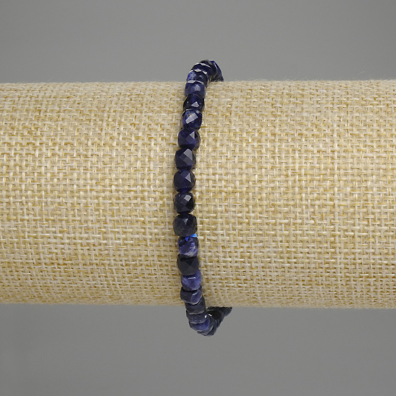Sodalite bracelet with faceted cubes 4.5x4.5 mm +/-, length 18 cm