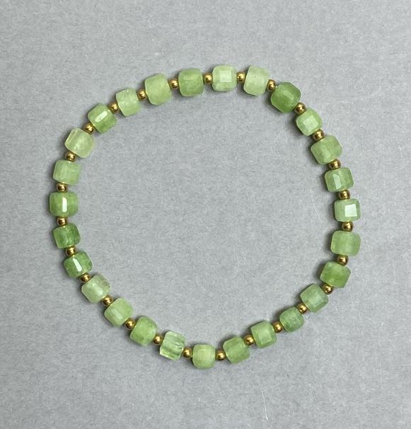 Bracelet with Chrysoprase Olivine Faceted Cubes, 5x5 mm, Hematite Beads 2 mm, length 18 cm, elastic