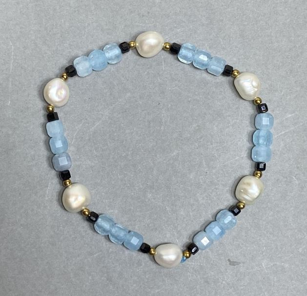 Bracelet with faceted Aquamarine cubes, 5 mm diameter ±; freshwater pearls 8×8.5 mm ±; length 18 cm ±, stretch