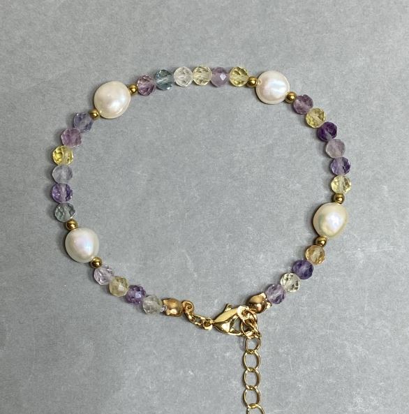 Fluorite faceted bead bracelet, 4 mm diameter; freshwater pearls 7–8 × 7–8 mm; length 18 cm with a 5 cm extender chain
