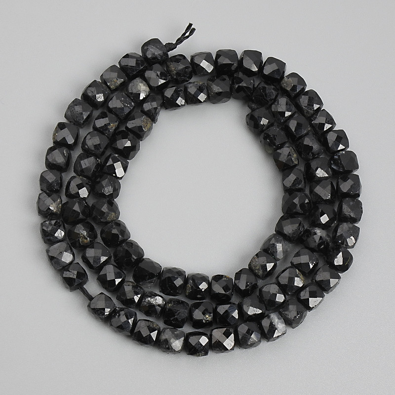 Уцінка! Намистини чорний турмалін гранований кубик, діаметр 4х4мм+- на нитці, довжина 39см+
