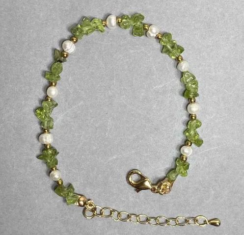 Bracelet with freshwater pearls 5×3.5 mm, chrysoprase chips 5×4 mm, hematite beads 2 mm, length 18 cm with a 5 cm extension chain