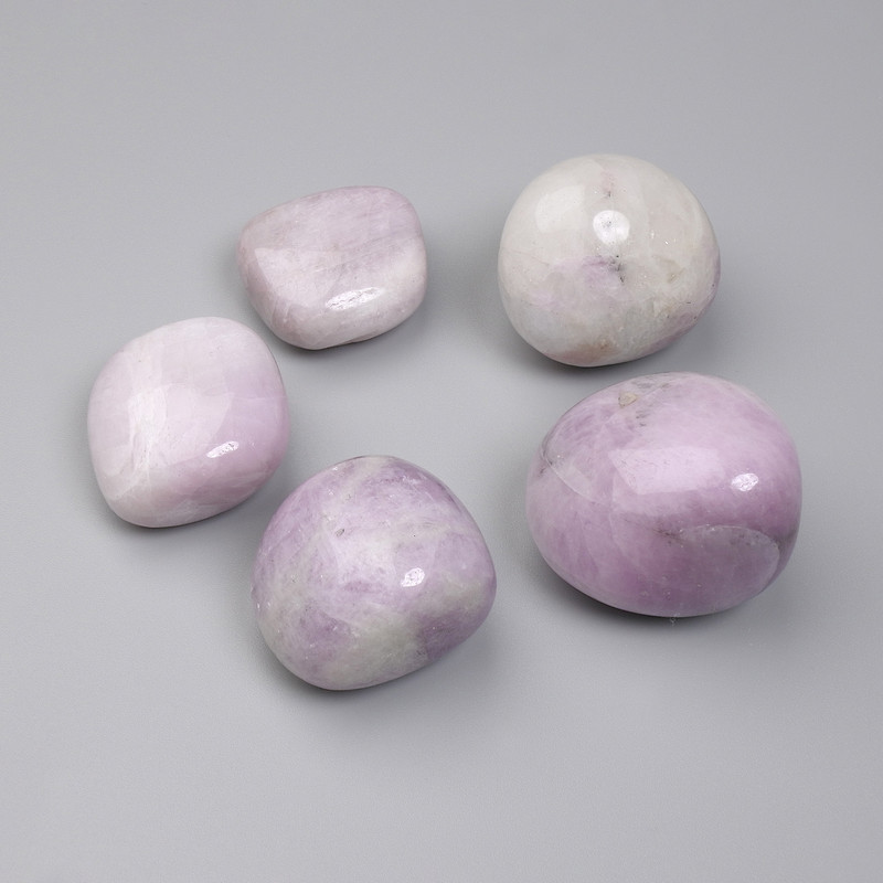 Natural Kyanite, tumbled nuggets without holes 20-28x20-25 mm +/- (per 100 g +/-)