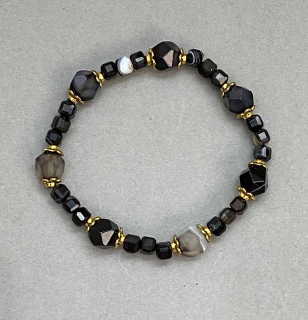 Agate bracelet with multifaceted stones 10x8.5 mm and faceted cubes 4.5 mm, with metal inserts, 18 cm length, stretch