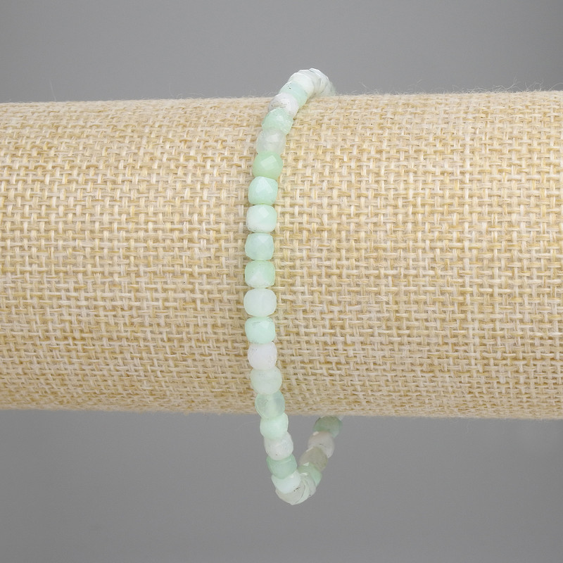 Emerald bracelet with faceted cubic beads, 4x4 mm diameter, length 18 cm ±, stretch