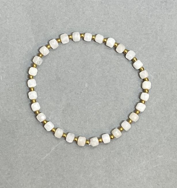 Bracelet with white quartz faceted cubes 4x4 mm and hematite beads 2 mm, length 18 cm, stretch