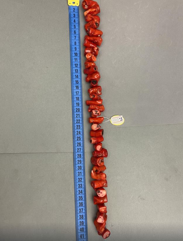 Natural Coral Beads - Faceted Assortment, Diameters 12×10 to 30×12 mm, approx. weight 261 g, length 40 cm on thread