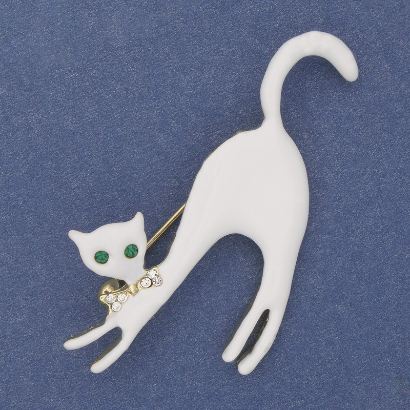 Cat Brooch, White Enamel with Crystals, Gold-Tone Metal, 60×37 mm+