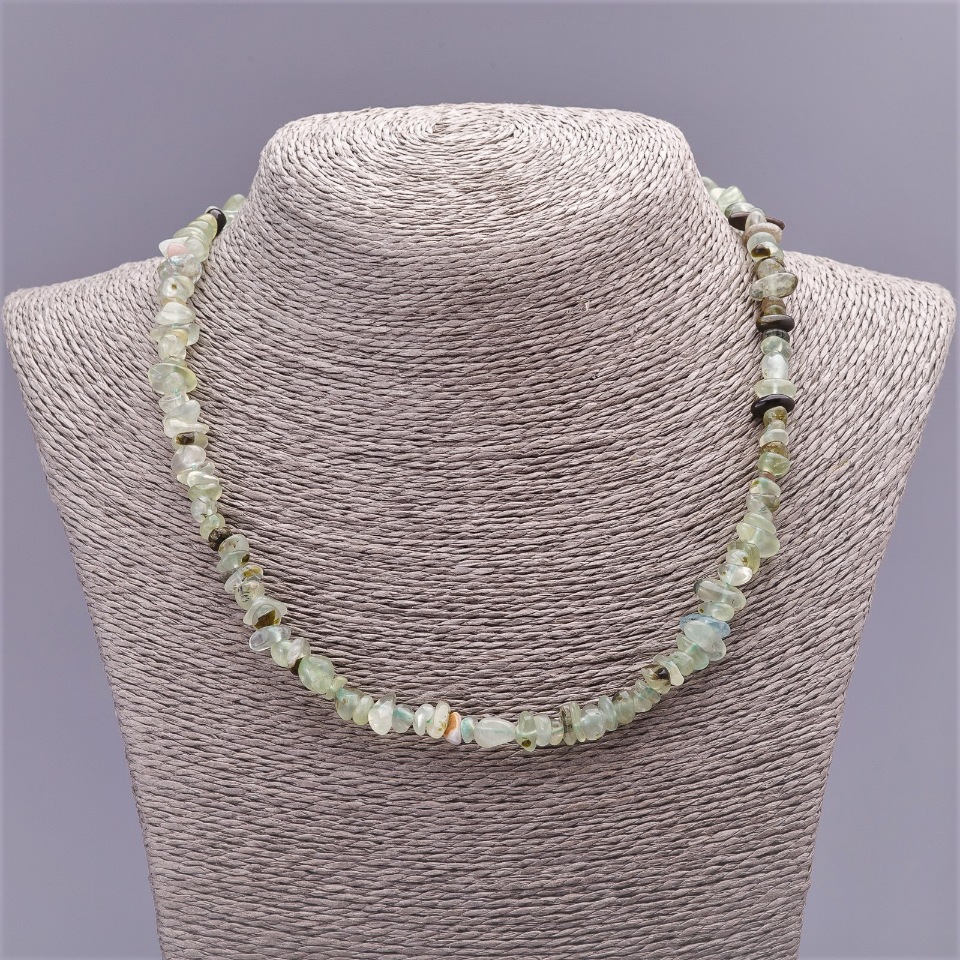 Prehnite necklace - faceted crossbar, 8 mm diameter (+-), 47 cm length