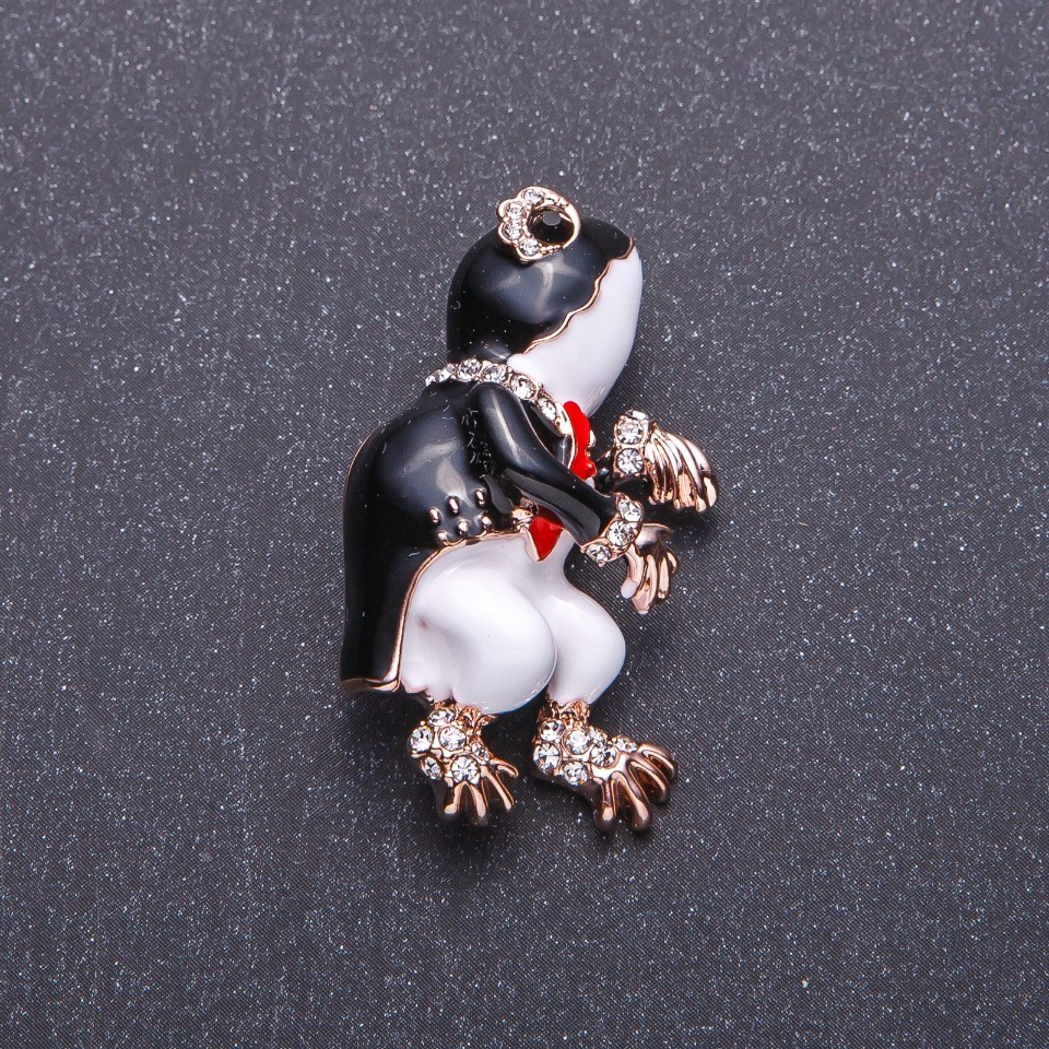 Brooch 'Frog Conductor' in a frock coat, gold-tone metal, 3.5 x 2 cm