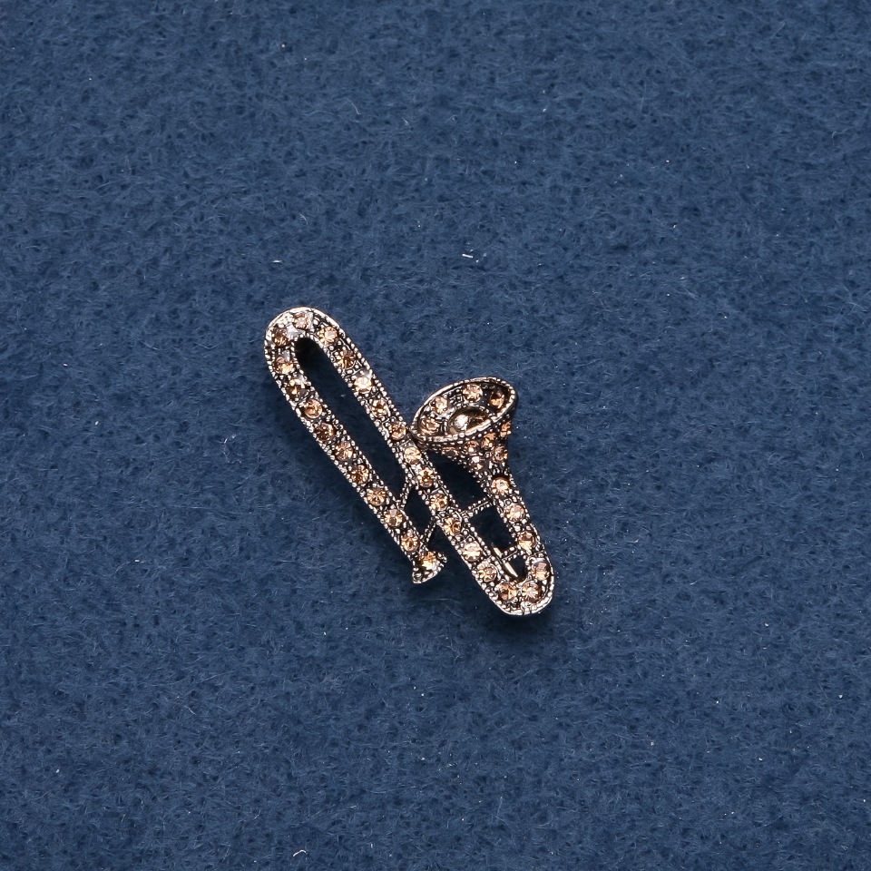 Brooch of the musical series 'Trumpet' 38x20mm, metal color 'gold'