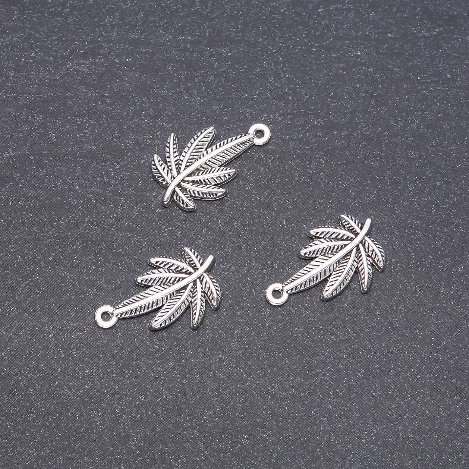 Pendant Hemp Leaf 15x23mm, packaging 20g +/- 10pcs