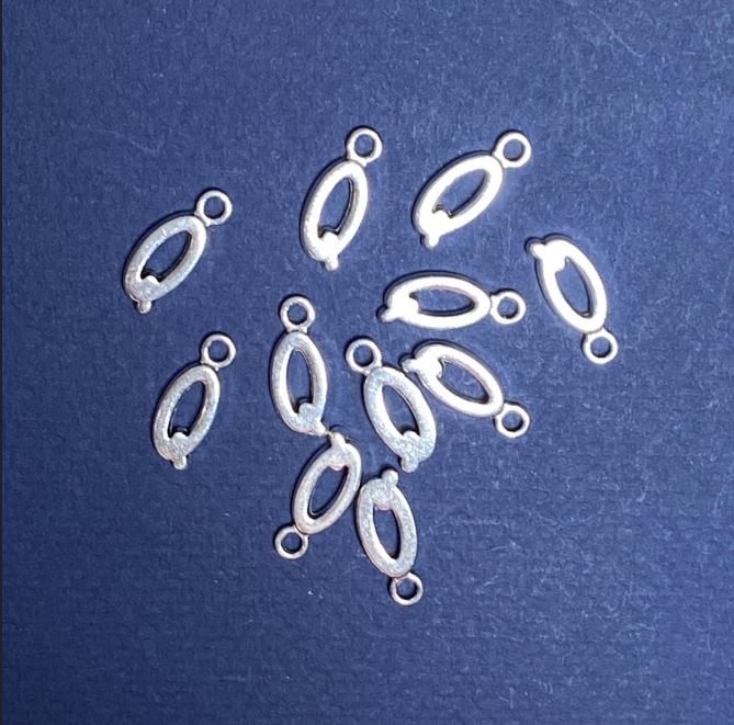 Pendant finding Letter 'Q' 17x7mm, packaging 20 g (+/- 24 pcs)