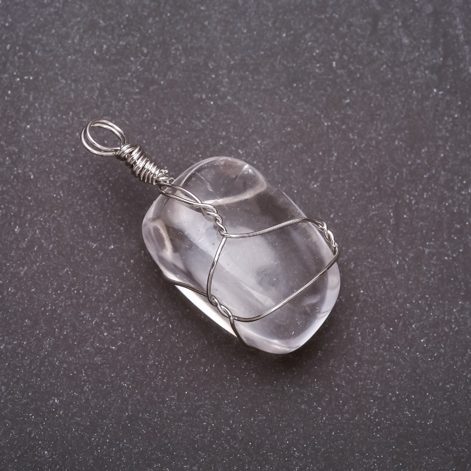 Pendant with natural tumbled crystal in a silver-plated setting 20x20mm (±)