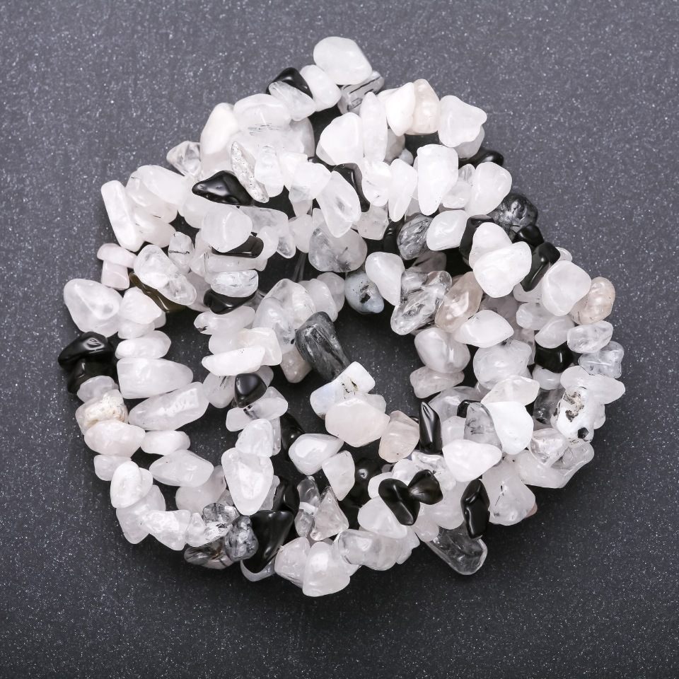 Beads of natural stone Rutile quartz 'Hairy', white quartz, black agate on a thread, chip beads, 5-8 mm diameter (±), length 85 cm