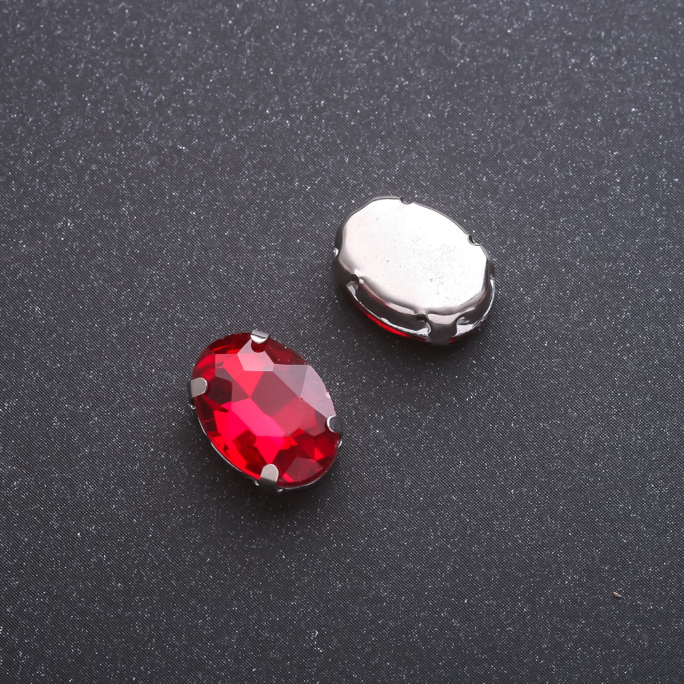 Price per pack / 10 pcs. Sew-on crystal in cap, oval 10×14 mm, red