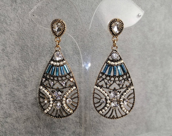 Long earrings 'Golden Beauty' gold-toned metal, length 7 cm