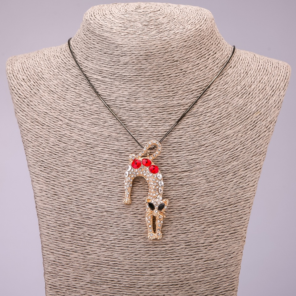 Pendant 'Cat' with crystals on a long metal chain in 'Black Gold', diameter 31x65 mm, length 70 cm