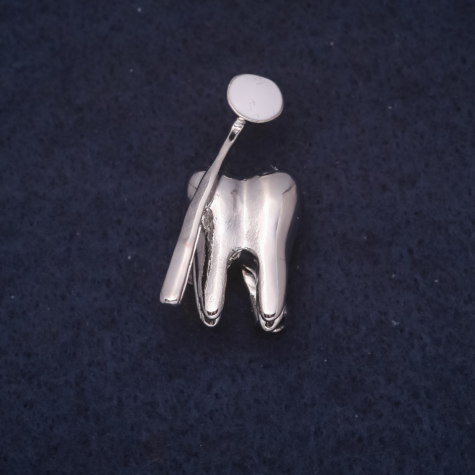 Tooth Brooch 18×31 mm enamel, white, silver-tone metal