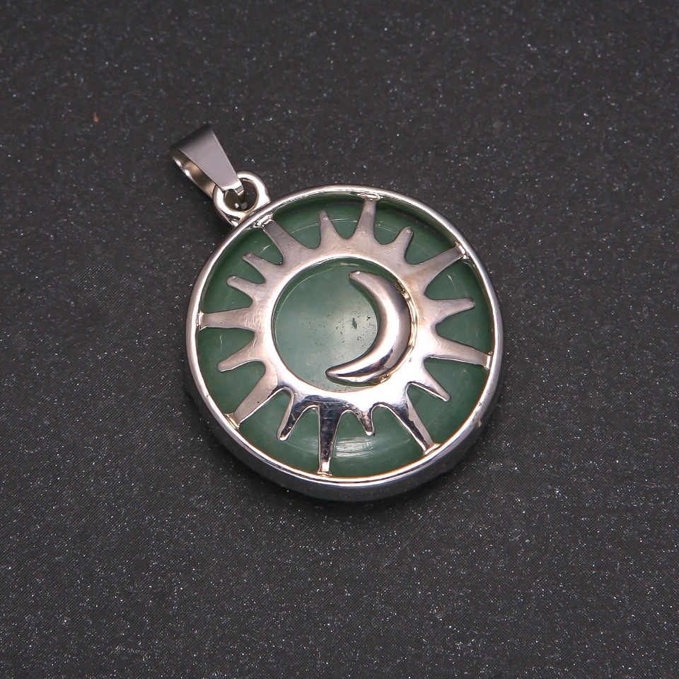 Pendant of natural jade in a 'Sun' setting, diameter 27 mm