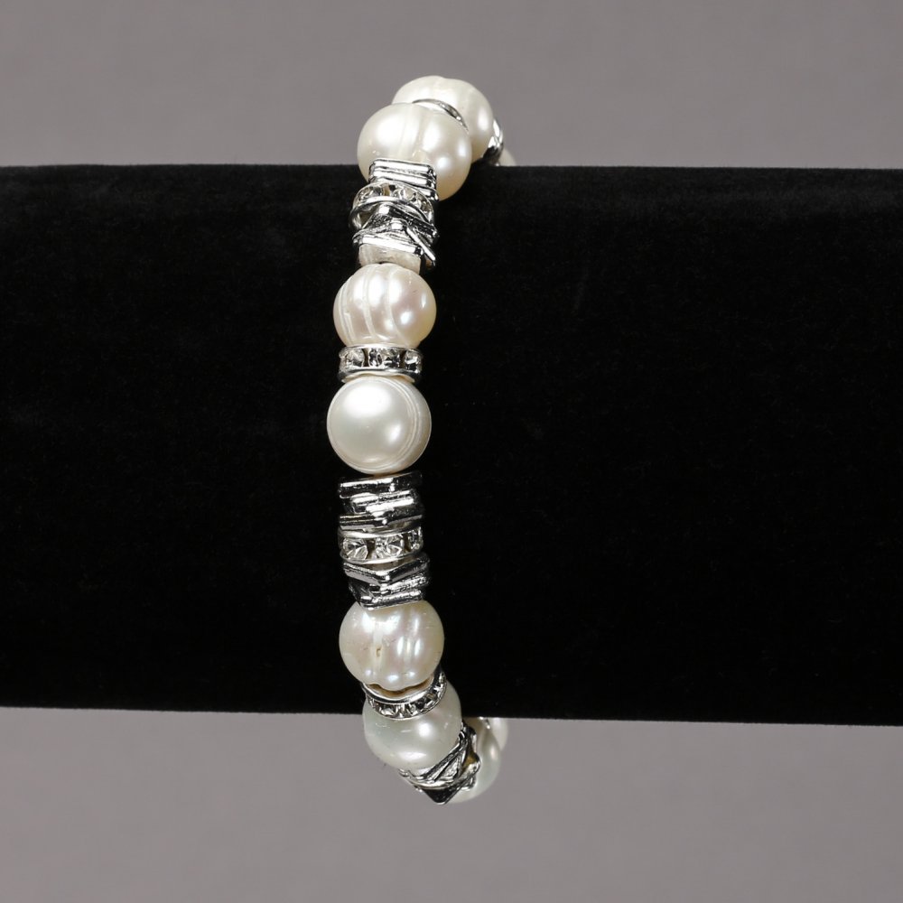 Elastic bracelet with freshwater pearls, silver-tone inserts, and rhinestones, diameter 8-10 mm, length 18 cm