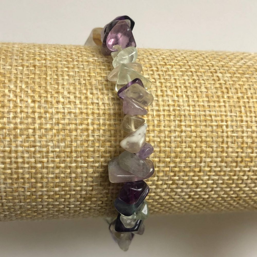 Elastic fluorite chip bracelet, diameter 7 mm (±)