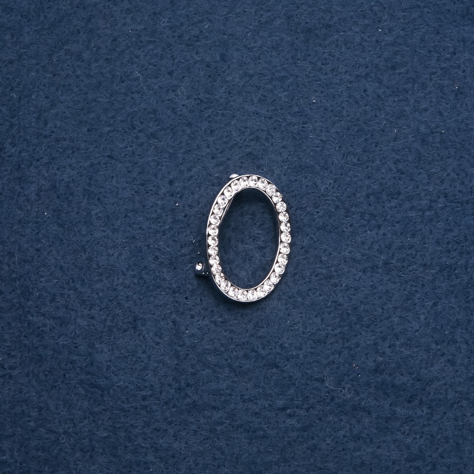 Brooch with initial letter 'O', 28×22 mm, silver metal