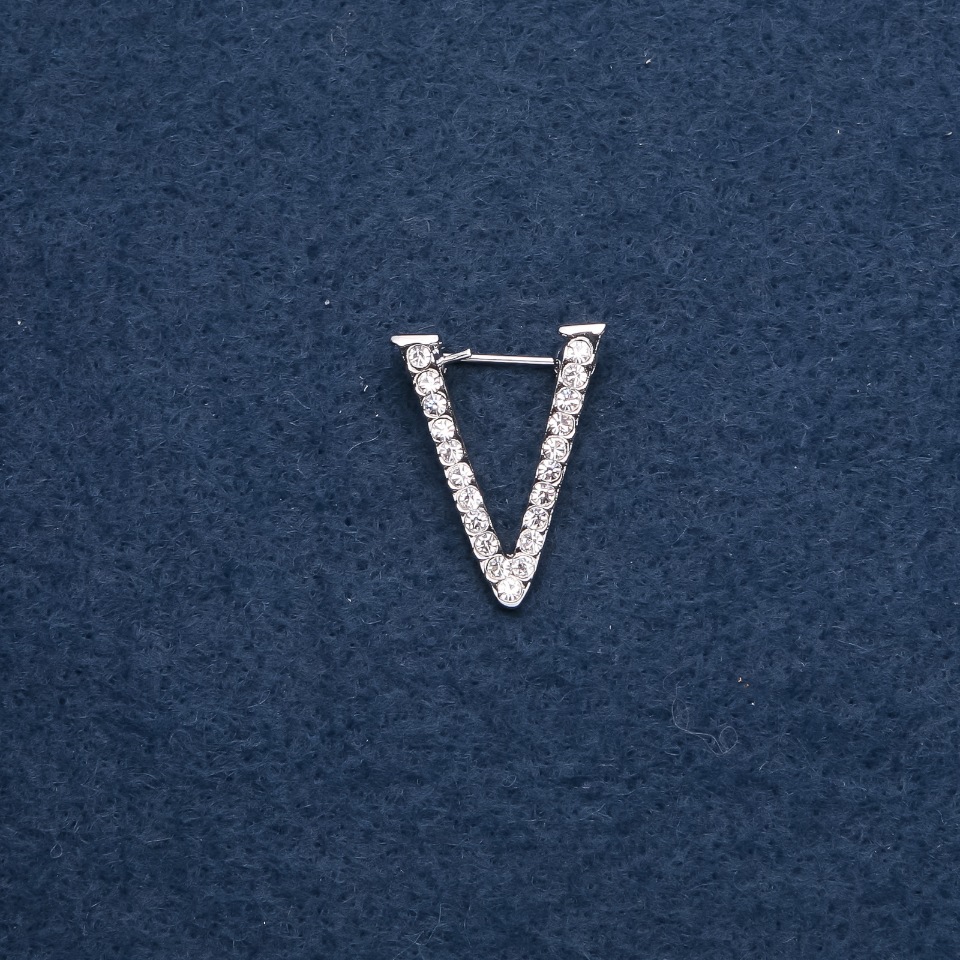 Brooch initial 'V' 20x25mm metal color 'silver'