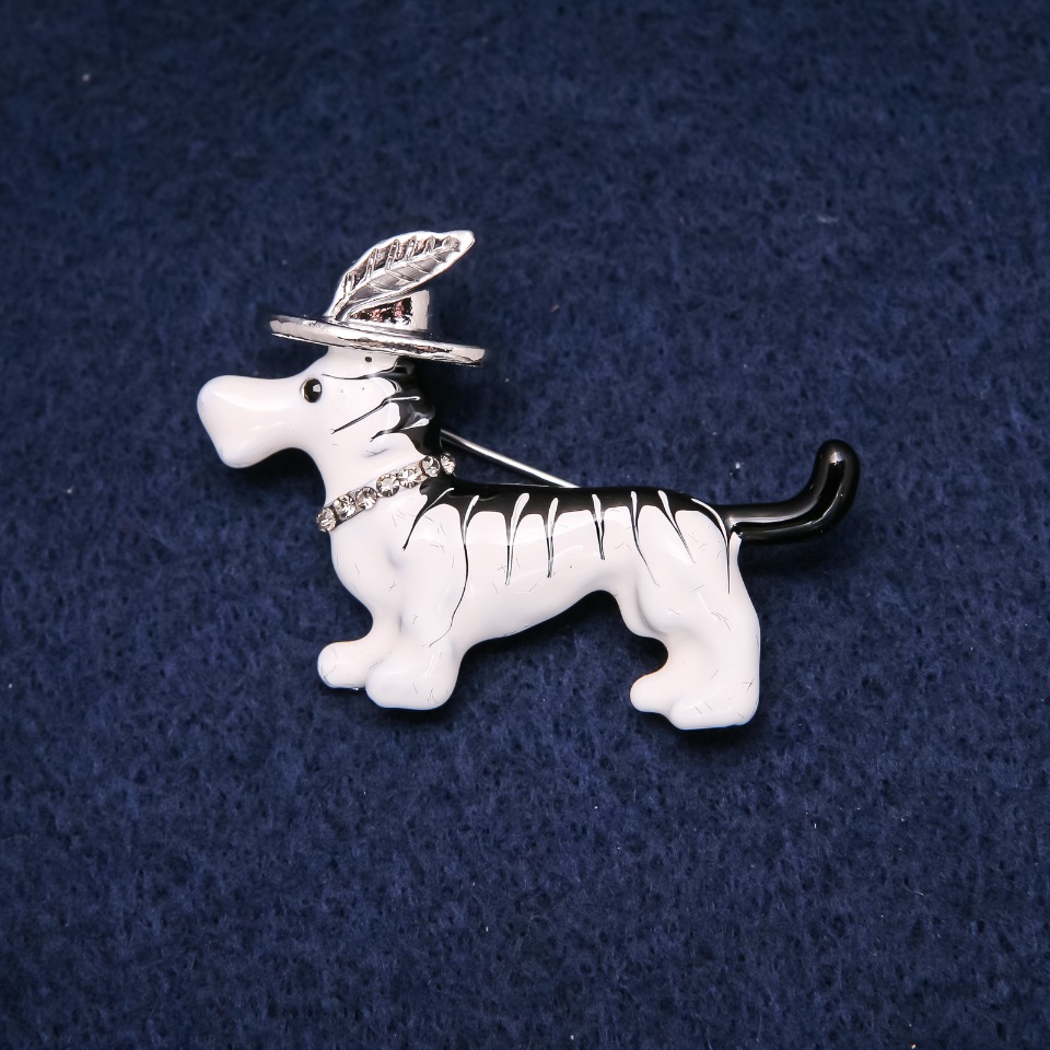Brooch “Dog in a Hat” enamel on silver-colored metal 33×47mm