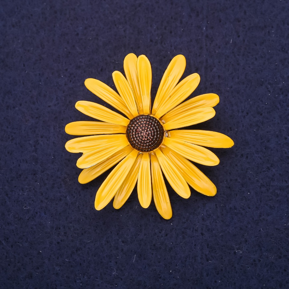 Daisy Flower Brooch, Yellow Enamel, 40mm, Gold-Tone Metal