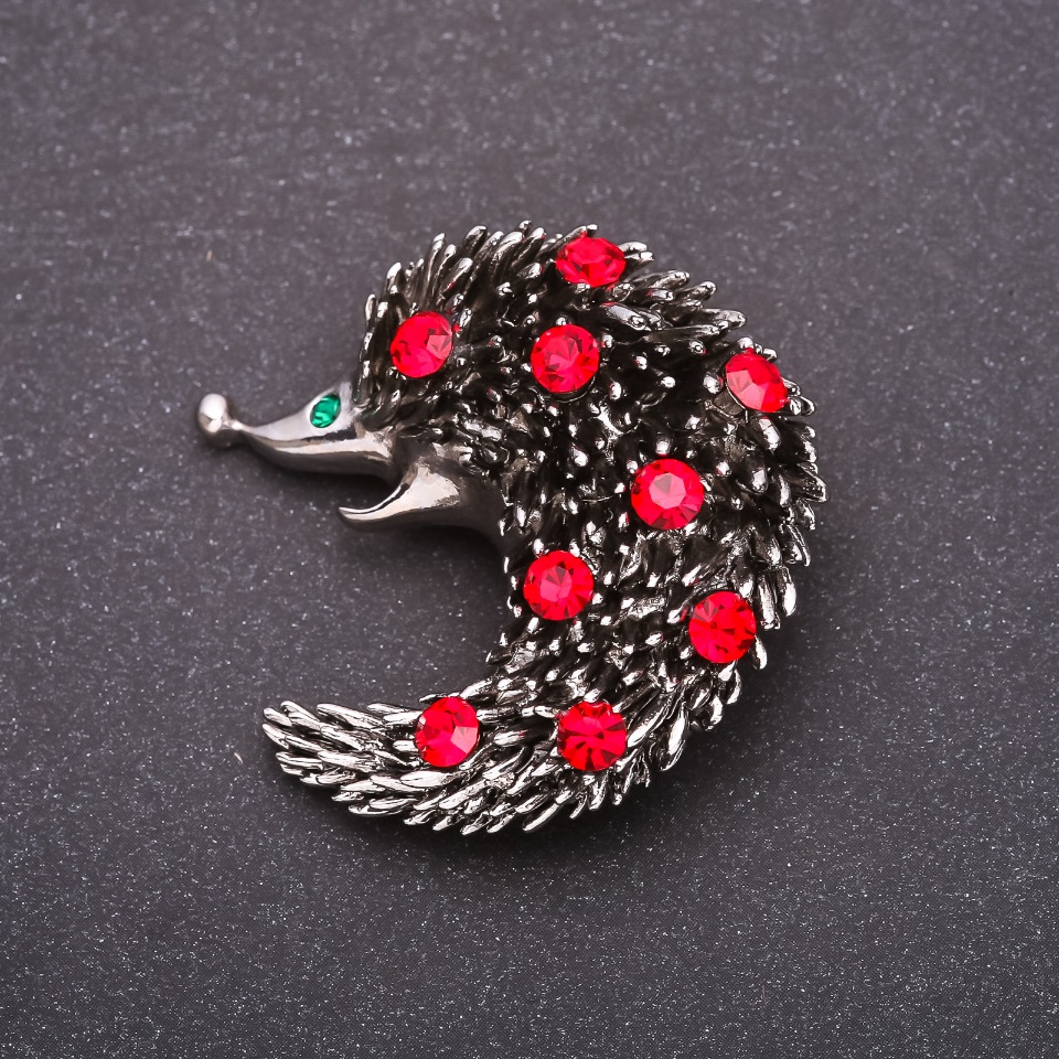 Brooch with red crystals 42x42 mm yellow metal