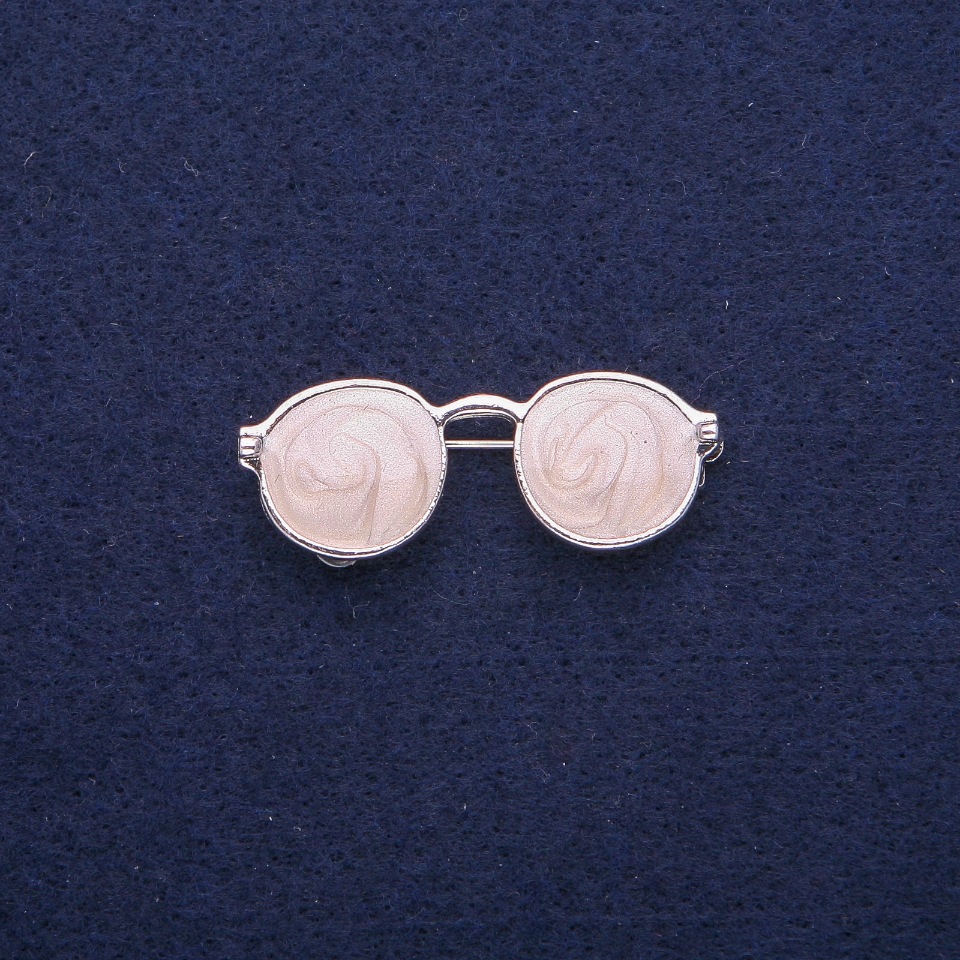 Glasses Brooch with Mother-of-Pearl Enamel, Silver Metal 15x40mm