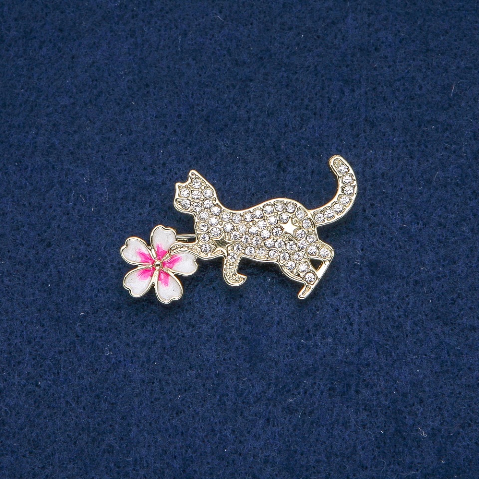 Brooch 'Kitten with a Flower'