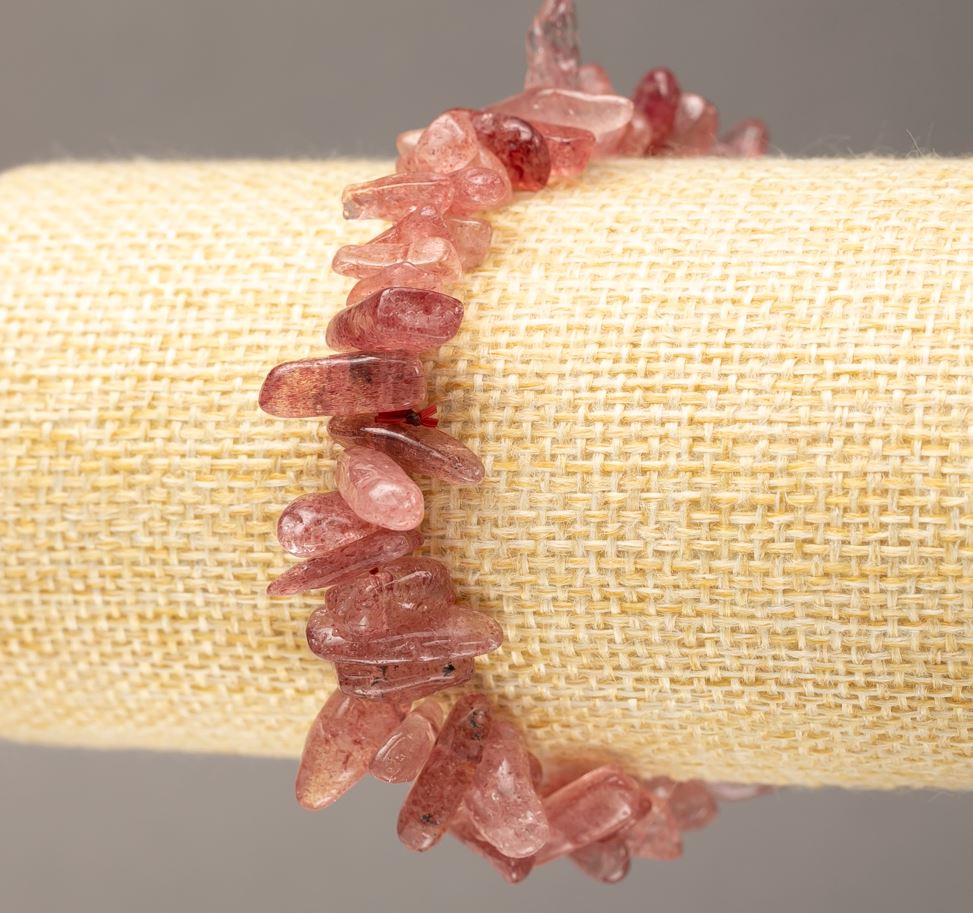 Bracelet made of natural Strawberry Quartz - chip 'Needle' on elastic, diameter 8-18×3-5(±)mm, length 18 cm