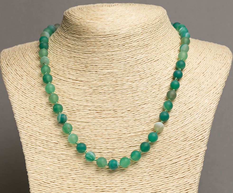 Green matte agate necklace, 8 mm diameter, 49–51 cm long