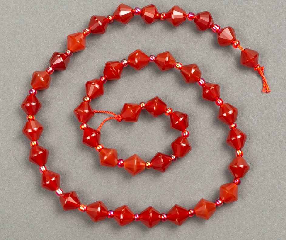 Beads on a thread, natural carnelian, faceted diamond 8x8 mm, length 38 cm +/- (seed bead insert 3x3 mm)