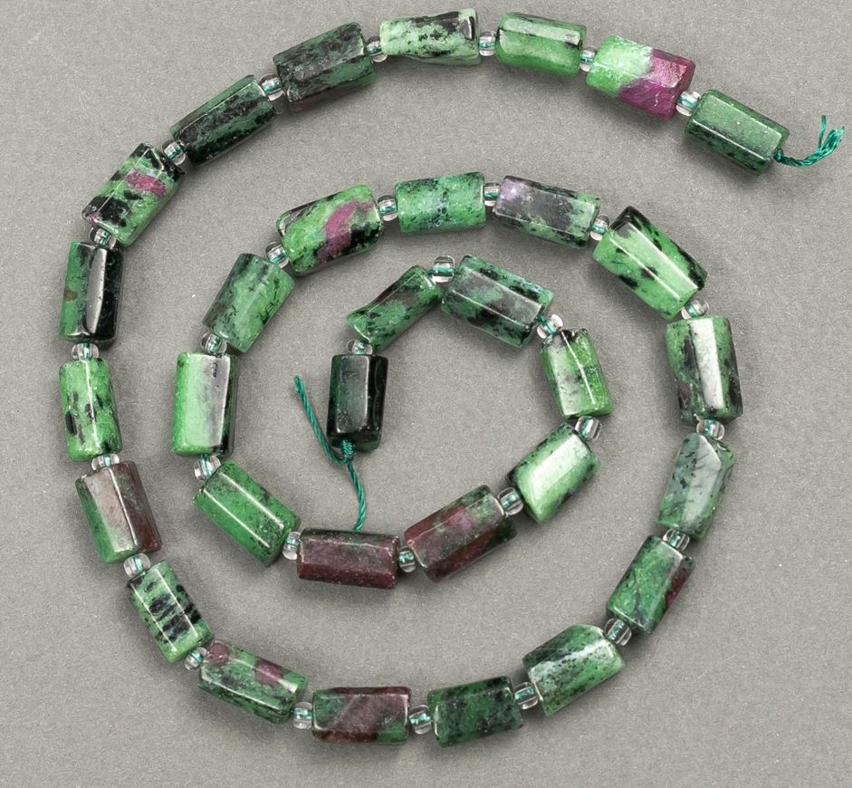 Beads on a thread of natural zoisite, faceted 11×7 mm, length 40 cm ±, with seed beads (3×2 mm)