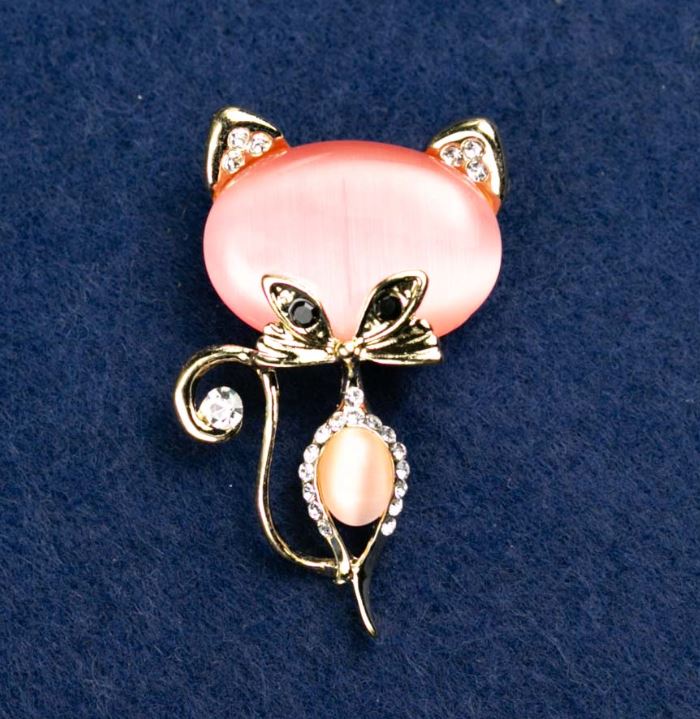 Brooch 'Kitty Cat's Eye' pink color with white crystals 45x28mm yellow metal