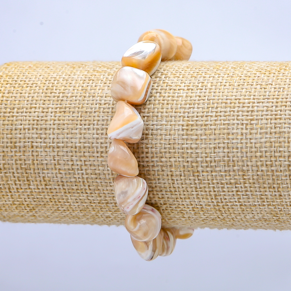 Elastic bracelet in natural beige. Pearl iridescence, oval 19×12 mm, length 18 cm