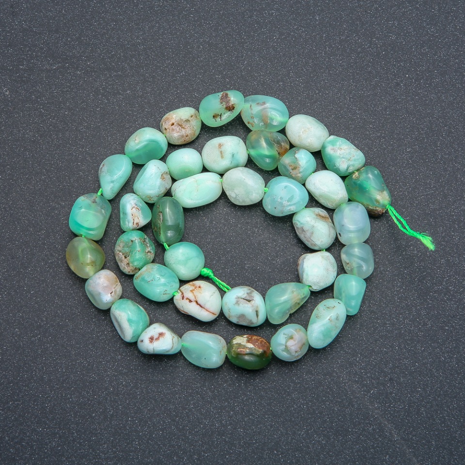 Beads on a thread of natural chrysoprase, faceted, diameter 8x10 mm, length 40 cm +