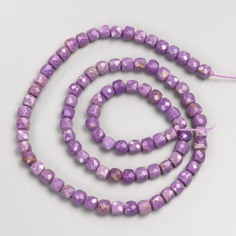 Beads of phosphosiderite natural stone, faceted cube on a thread, diameter 4–5 mm, length 38 cm.