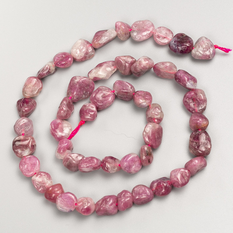 Beads of natural rubellite tourmaline, faceted on a thread, diameter 9x9mm+-, length 42cm+-