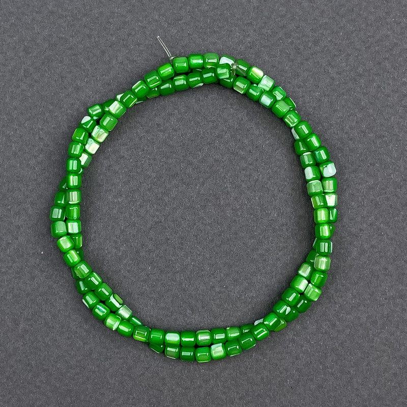 Beads dyed green mother-of-pearl, cylindrical, 3.5×3.5 mm, length 40 cm on thread