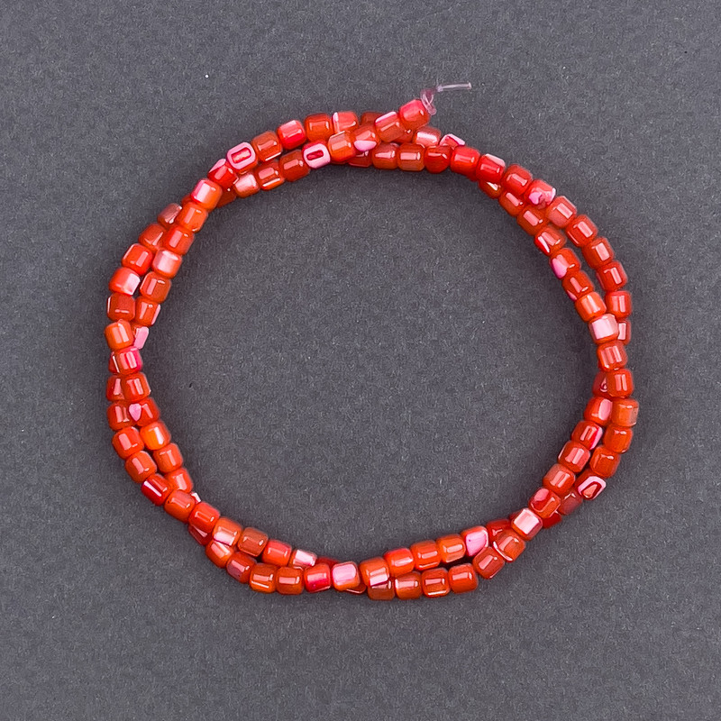 Dyed red mother-of-pearl cylindrical beads, diameter 3.5×3.5 mm, length 40 cm on thread