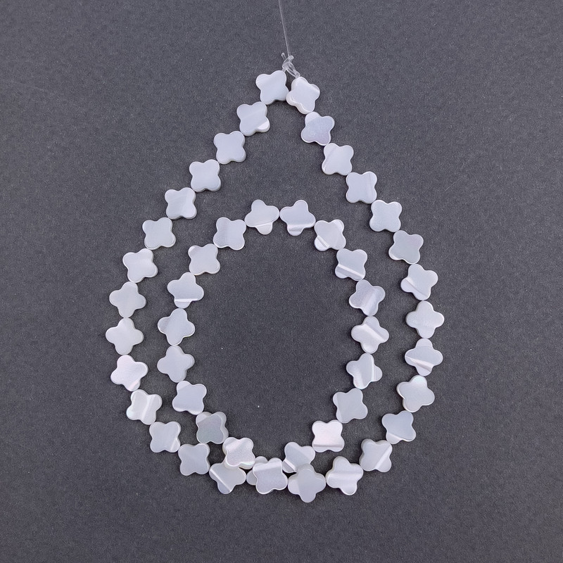 Mother-of-Pearl Clover Beads, diameter 8×2 mm, 5 mm ±, length 39 cm ± on beading thread